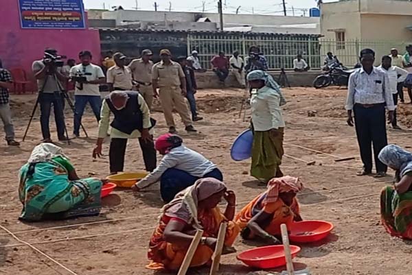 ನಾಲ್ಕನೇ ದಿನಕ್ಕೆ ಕಾಲಿಟ್ಟ ಲಕ್ಕುಂಡಿ ಉತ್ಖನನ, ಪುರಾತನ ಕಾಲದ ಕೊಡಲಿ ಪತ್ತೆ